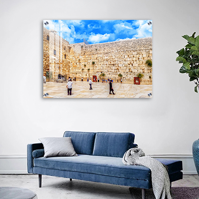 ציור של הכותל באור יום עם אנשים ברחבת הכותל
