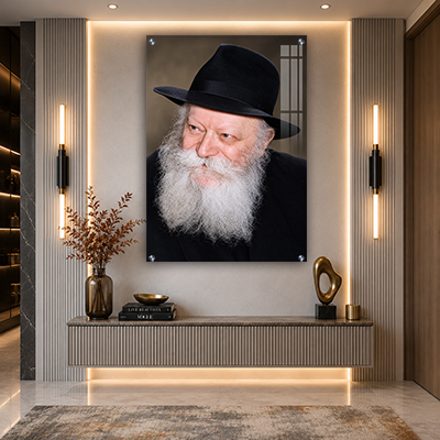 תמונת פנים של הרבי מליובאוויטש מחייך ומביט הצידה