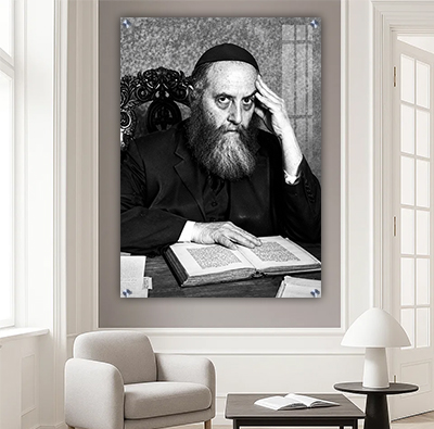 תמונה אמיתית של אדמו"ר הריי"ץ בשחור לבן יושב בחדרו
