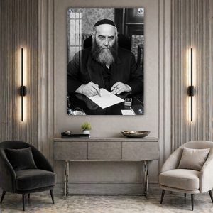 626 – תמונה בשחור לבן של אדמור הריי"ץ יושב בחדרו וכותב