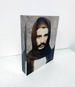 בלוק אקרילי של בבא סאלי צעיר