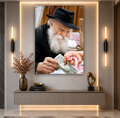 תמונה של הרבי מליובאוויטש בעת חלוקת הדולרים, מחזיק דולר בידו