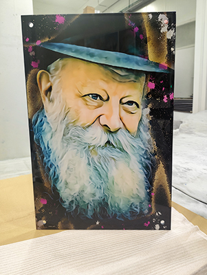 ציור של הרבי מליובאוויטש על זכוכית