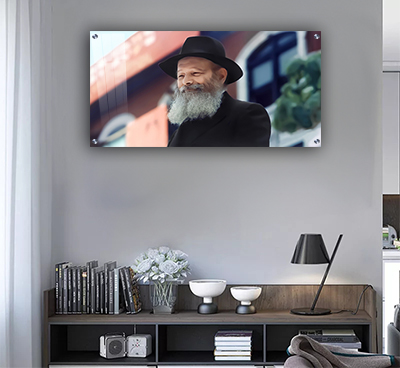 תמונה של הרבי מליובאוויטש מחייך, משדרת חיוביות ואמונה.