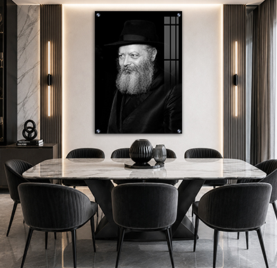 תמונה של הרבי מלובביץ' מחייך בשחור לבן