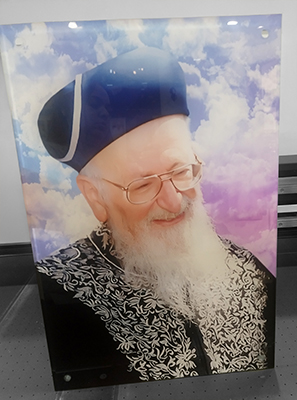 1628 – תמונה של הרב מרדכי אליהו מחייך להדפסה על קנבס או זכוכית