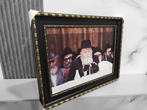 643 – תמונה של הרבי מליובאוויטש נואם בהתוועדות על קנבס או זכוכית