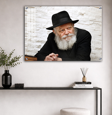 תמונה של הרבי מליובאוויטש מביט הצידה בשקט ובהתבוננות