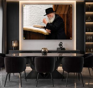 651 – תמונה של הרבי מליובאוויטש נשען על הסטנדר ומעודד