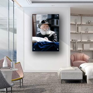 747 – תמונה של הרבי מליובאוויטש מביט סביב