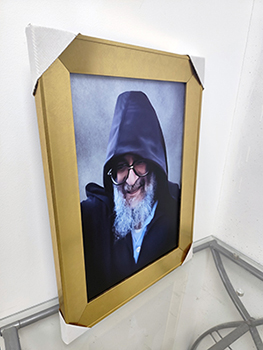 1321 – תמונה של רבי אלעזר אבוחצירא מחייך על זכוכית או קנבס