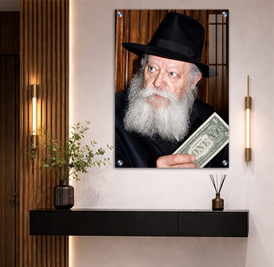 תמונה של הרבי מליובאוויטש מחזיק דולר ומביט הצידה