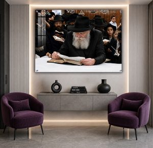 653 – תמונה של הרבי מתפלל כשמסביבו חסידים