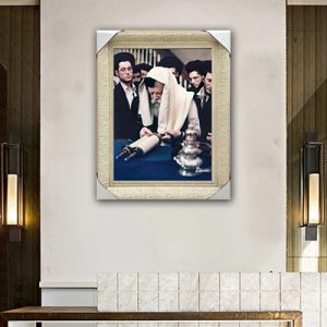 655 – תמונה של הרבי מליובאוויטש בהיכל תפילה מול ספר תורה