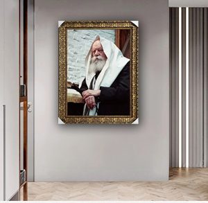 657 – תמונה של הרבי מליובאוויטש עם תלית בהיכל תפילה