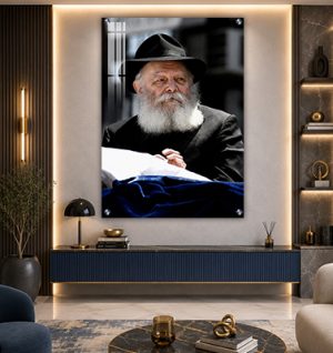 747 – תמונה של הרבי מליובאוויטש מביט סביב