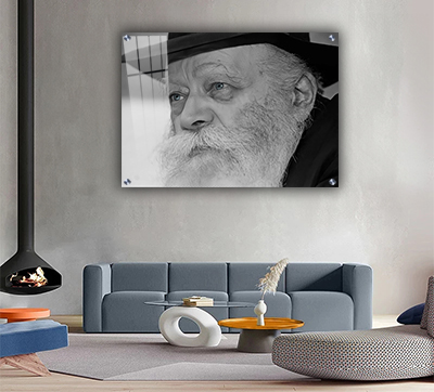 תמונת פנים של הרבי מליובאוויטש בשחור לבן עם מבט הצידה ועומק רוחני