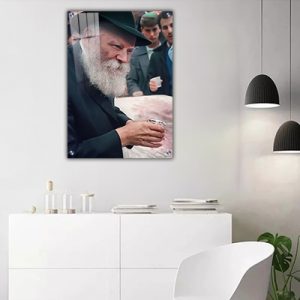 297- תמונה של הרבי מליובאוויטש מחזיק כוס ברכה על קנבס או זכוכית