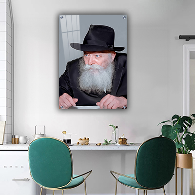 דיוקן של הרבי מליובאוויטש עם נוכחות חזקה ומכובדת