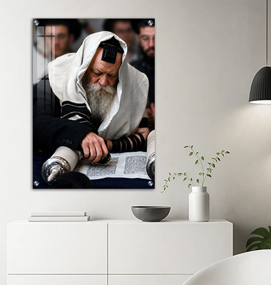 הרבי מליובאוויטש מתפלל בעומק עם טלית ותפילין, וחסידים מאחוריו