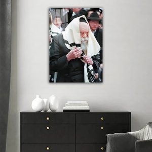 660 – תמונה של הרבי עטוף בטלית יחד עם קהל מאמינים