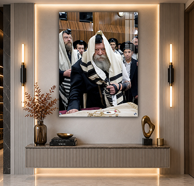 תמונה של הרבי מליובאוויטש עם טלית ותפילין כשמסביבו חסידים
