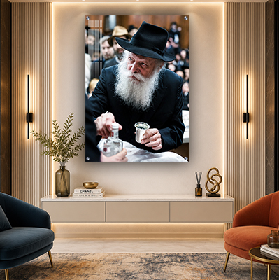 תמונה של הרבי מליובאוויטש מחזיק כוס ברכה