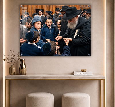 הרבי מליובאוויטש מחלק מטבעות לילדי