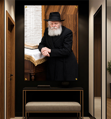 תמונה של הרבי מליובאוויטש נשען על הסטנדר