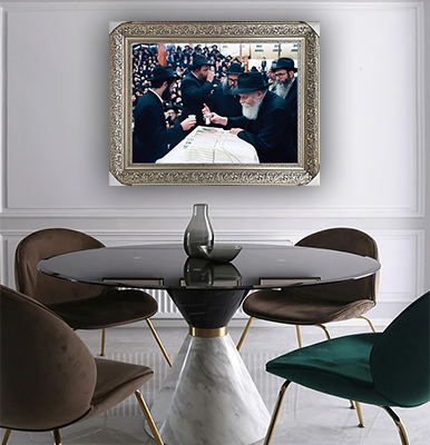 הרבי מליובאוויטש בהתוועדות – שולחן לבן, כוס ברכה וחסידים סביב