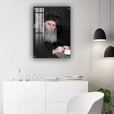 תמונה מרהיבה של אדמור הריי"ץ, רבי יוסף יצחק שניאורסון, משדרים חכמה ורוחניות חסידית.