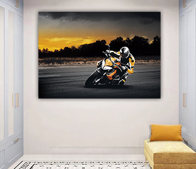 תמונת זכוכית רוכב אופנוע על כביש