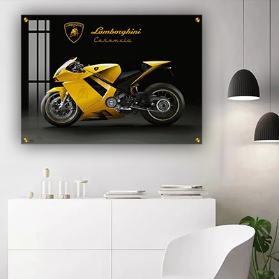 תמונה מעוצבת של אופנוע צהוב לתליה