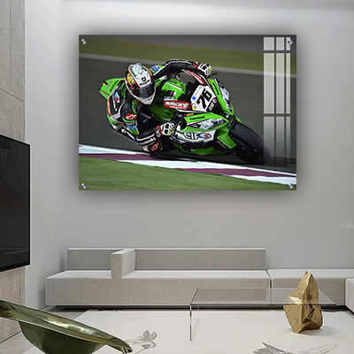 תמונות זכוכית אופנוע ירוק במרוץ