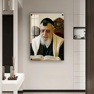 תמונה של הרב עובדיה יוסף עטוף בטלית ומתפלל בריכוז מלא, מעוררת השראה רוחנית ותחושת חיבור לקדושה.