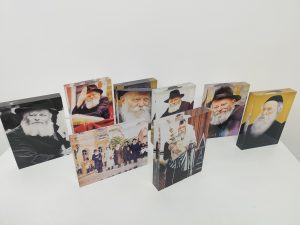 בלוק סטורי של ח"בד. עשוי מזכוכית אקרילית בעובי 30 מ"מ.תמונות של הרבי מליובאוויטש על בלוק