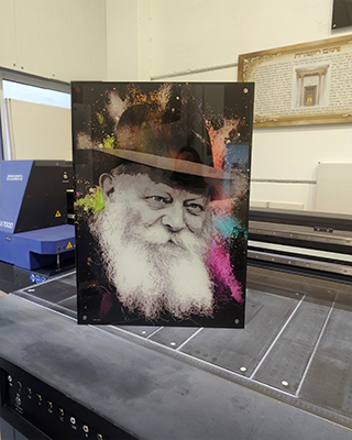 ציור גרפיטי של הרבי מליובאוויטש מחב"ד על זכוכית