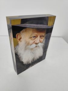 בלוק סטורי מזכוכית אקרילית של הרבי מלובביץ'.