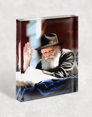 830 – תמונה של הרבי מליובאוויטש על בלוק אקרילי