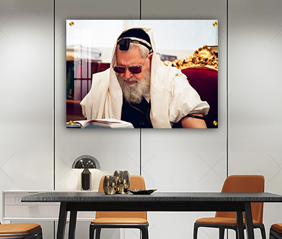 תמונה של הרב עובדיה יוסף יושב ומתפלל