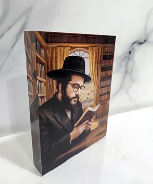 6106 – ציור של הינוקא – רבי שלמה יהודה בארי מתפלל על בלוק אקרילי
