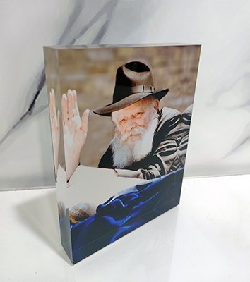 תמונה של הרבי על בלוק