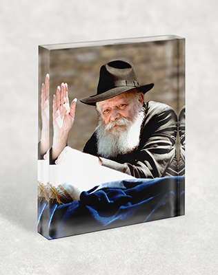 תמונה של הרבי מנופף לשלום על בלוק זכוכית אקרילי