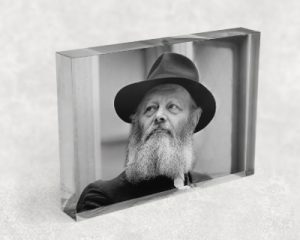 250 – תמונה של הרבי מליובאוויטש מביט הצידה על בלוק אקרילי בשחור לבן