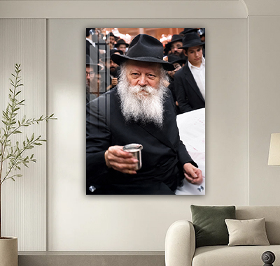 תמונה של הרבי מליובאוויטש מחזיק כוס ברכה