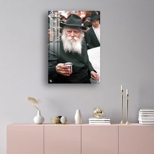 254- תמונה של הרבי מליובאוויטש מחזיק כוס ברכה על קנבס או זכוכית
