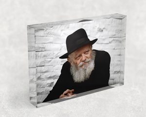 270 – תמונה של הרבי מליובאוויטש מביט הצידה להדפסה על קנבס או זכוכית