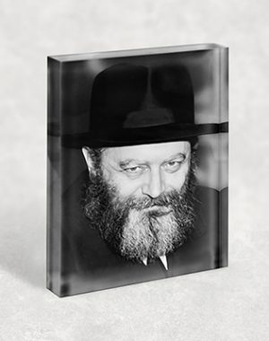 284 – תמונה של הרבי מליובאוויטש מחייך בשחור לבן על בלוק אקרילי