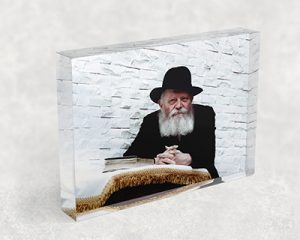 294 – תמונה של הרבי מליובאוויטש נשען על הסטנדר על בלוק