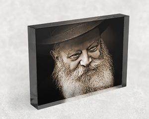 544 – בלוק זכוכית אקרילי עם ציור פנים שדל הרבי מחייך